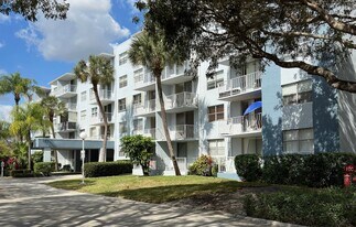 470 Executive Center Dr in West Palm Beach, FL - Building Photo