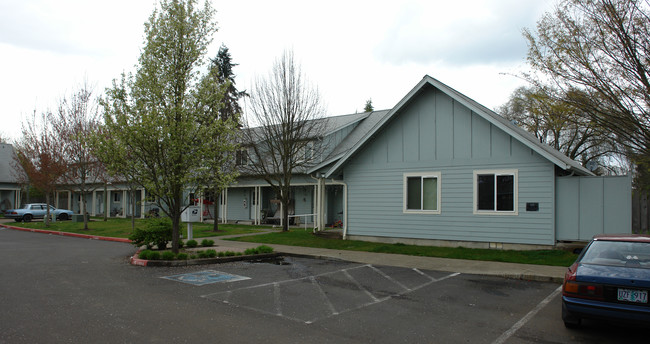 Carolina Court in Lebanon, OR - Building Photo - Building Photo