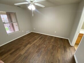 527 N Brentwood Ave, Unit A in Lubbock, TX - Foto de edificio - Building Photo