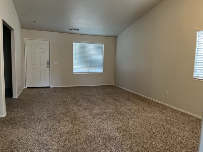 1394 W Bella Oaks Way in Hanford, CA - Building Photo - Building Photo