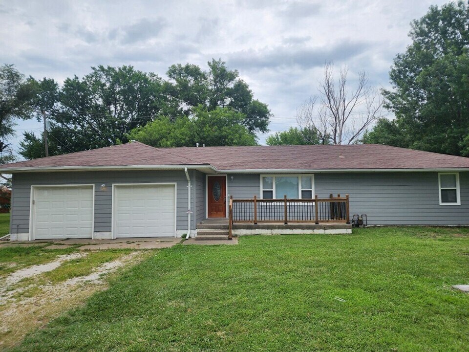 1868 US-54 in Iola, KS - Building Photo
