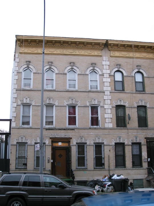 381 Sumpter St in Brooklyn, NY - Building Photo