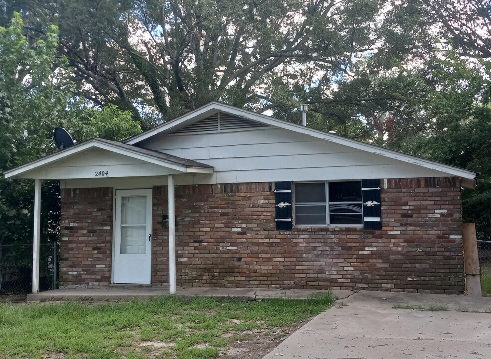 2404 W 26th Ave in Pine Bluff, AR - Building Photo