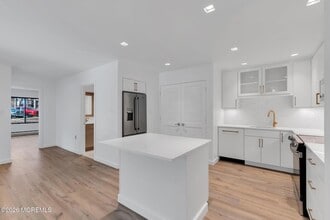 42 Lexington Ct in Red Bank, NJ - Foto de edificio - Building Photo