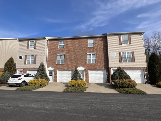 632 Donavin Dr in Jeannette, PA - Foto de edificio - Building Photo