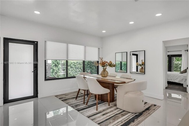 2484 SW 25th St in Miami, FL - Building Photo - Building Photo