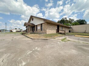 702 N Richmond Rd in Wharton, TX - Building Photo - Building Photo