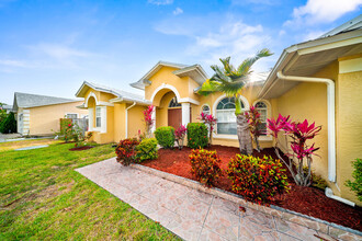 2466 SW Lafayette St in Port St. Lucie, FL - Foto de edificio - Building Photo