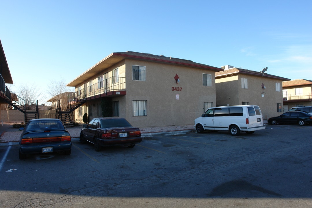 3437 E Cheyenne Ave in North Las Vegas, NV - Foto de edificio