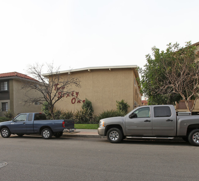 261 W Verdugo Ave in Burbank, CA - Foto de edificio - Building Photo