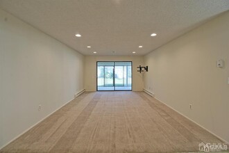 137 Cistus Plaza in Monroe Township, NJ - Building Photo - Building Photo