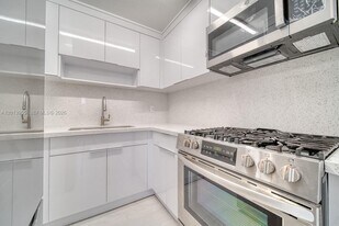 7101 SW 89th Ct, Unit 110 in Miami, FL - Building Photo