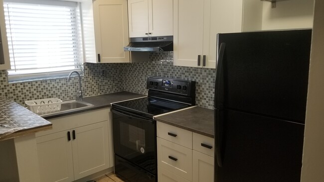 619 NE 7th St, Unit 56 in Hallandale Beach, FL - Building Photo - Building Photo