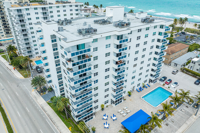 Wellington Towers in Hollywood, FL - Building Photo - Building Photo