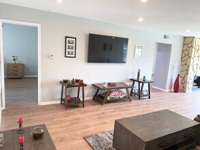 230 S Catalina Ave, Unit 115 in Redondo Beach, CA - Foto de edificio - Building Photo