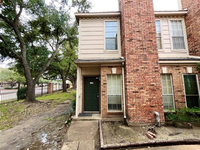 2626 Holly Hall St in Houston, TX - Building Photo - Building Photo