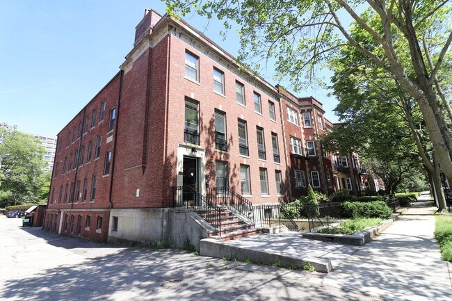 12 Dean Rd, Unit GA in Brookline, MA - Building Photo - Building Photo