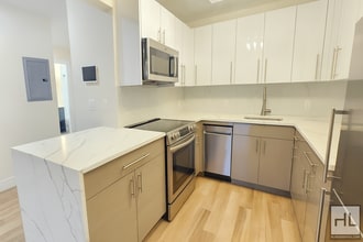 Beautiful 1-Bedroom Apartment — Modern Fin in Queens, NY - Foto de edificio - Building Photo