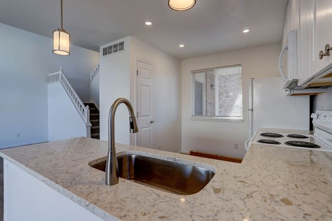 561 W 114th Pl in Northglenn, CO - Building Photo - Building Photo