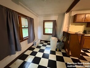 28 Woodward St, Unit 2 in Newton, MA - Foto de edificio - Building Photo