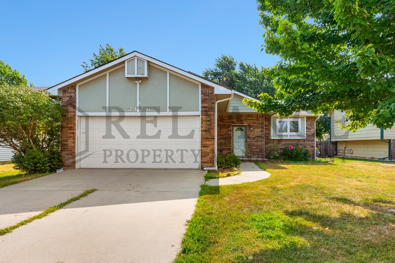 2126 N Pine Grove St in Wichita, KS - Building Photo
