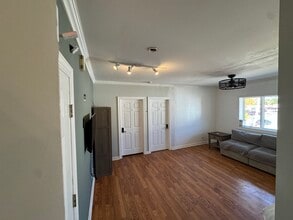 8129 Ogden Ave, Unit 1F in Lyons, IL - Building Photo - Building Photo