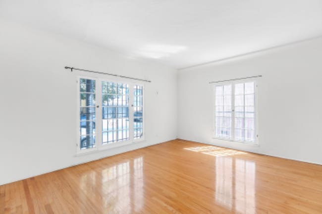 366 N Sierra Bonita Ave, Unit 104 in Los Angeles, CA - Building Photo - Building Photo