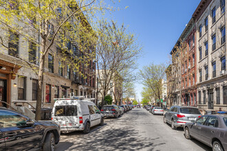 317 Jefferson St in Brooklyn, NY - Building Photo - Building Photo