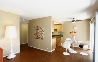 Hurst Highland Village in Hayward, CA - Foto de edificio - Building Photo