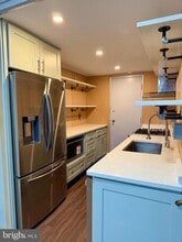 10201 Grosvenor Pl in Rockville, MD - Building Photo - Building Photo