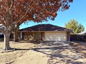 800 Nicole Dr in Burleson, TX - Building Photo - Building Photo