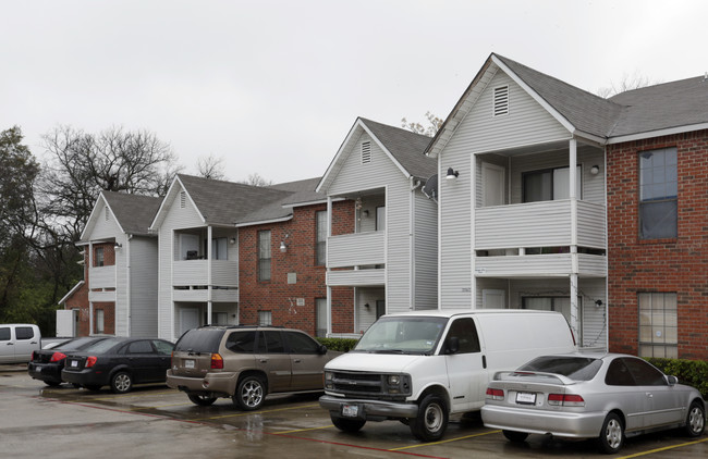 McNeil Star Apartments in Dallas, TX - Building Photo - Building Photo