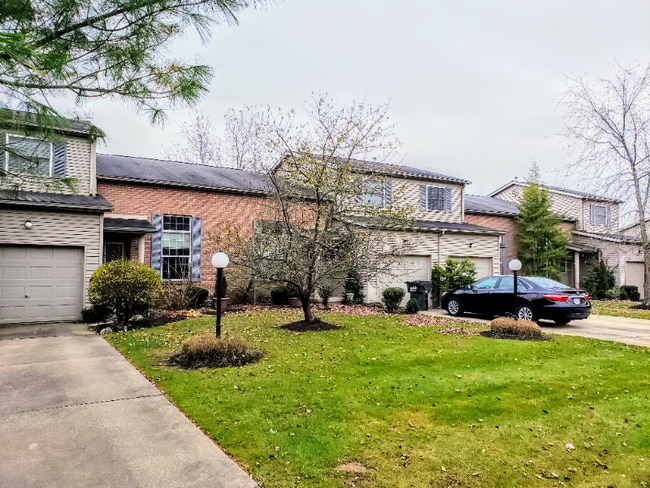 2158 Kenyon St, Unit B in Louisville, OH - Foto de edificio - Building Photo