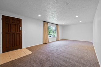 587 W Main St in Rexburg, ID - Building Photo - Building Photo