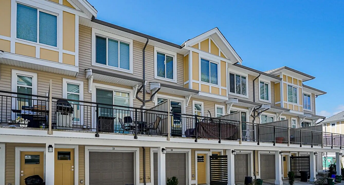 9688-162A 162a St in Surrey, BC - Building Photo