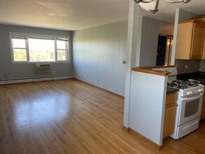 4600 N Cumberland Ave, Unit 513 in Chicago, IL - Foto de edificio - Building Photo