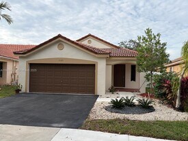 1525 Estancia Cir in Weston, FL - Building Photo