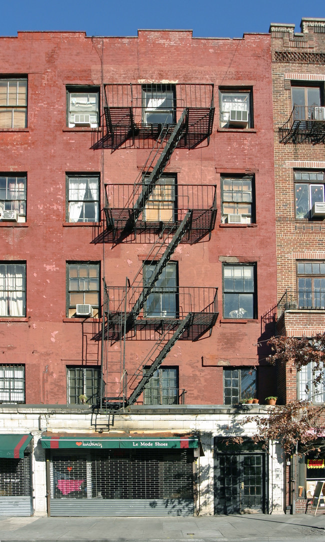 25 West 8th Street in New York, NY - Foto de edificio - Building Photo