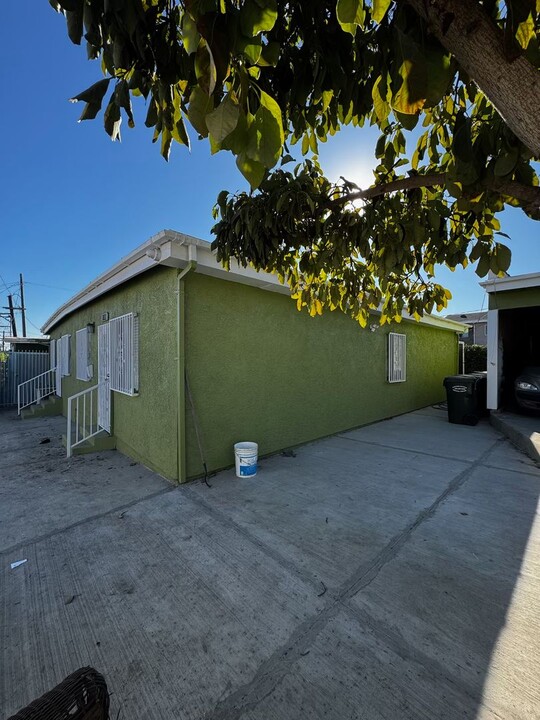 11105 S Mariposa Ave in Los Angeles, CA - Building Photo