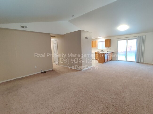 4776 Mt Adams View Dr in West Richland, WA - Building Photo - Building Photo