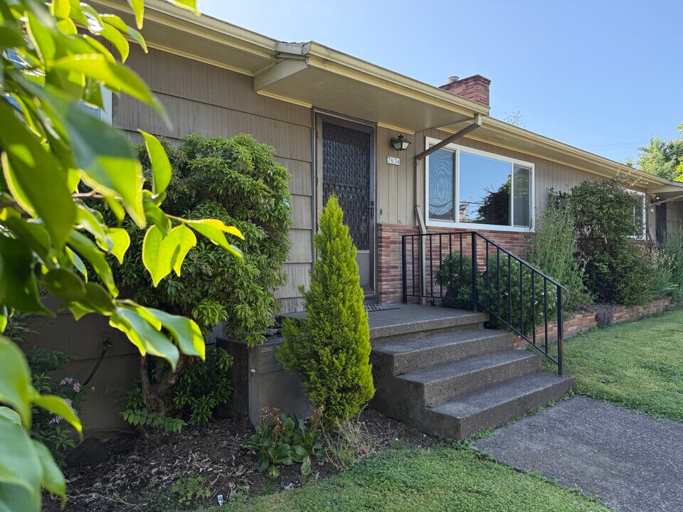 7634 N Peninsular Ave in Portland, OR - Building Photo