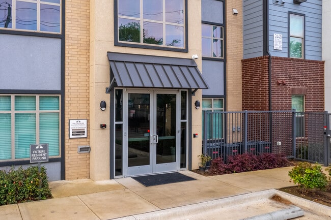 Palladium Dallas Stemmons in Dallas, TX - Building Photo - Building Photo