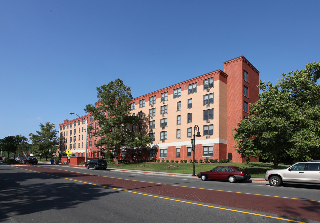 Anthony Delorenzo Towers in Bristol, CT - Foto de edificio