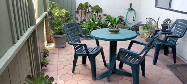 29 Dearborn Pl in Goleta, CA - Foto de edificio - Building Photo