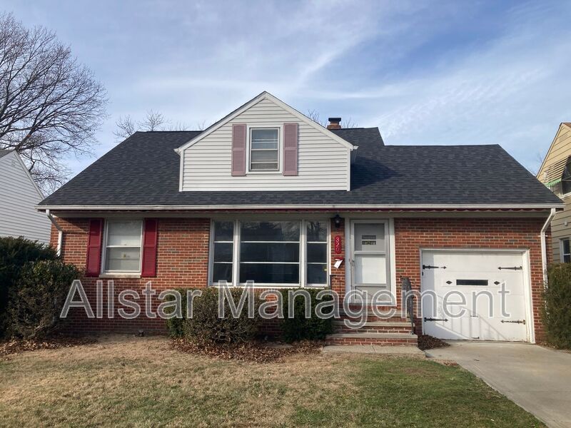 320 Halle Dr in Euclid, OH - Building Photo