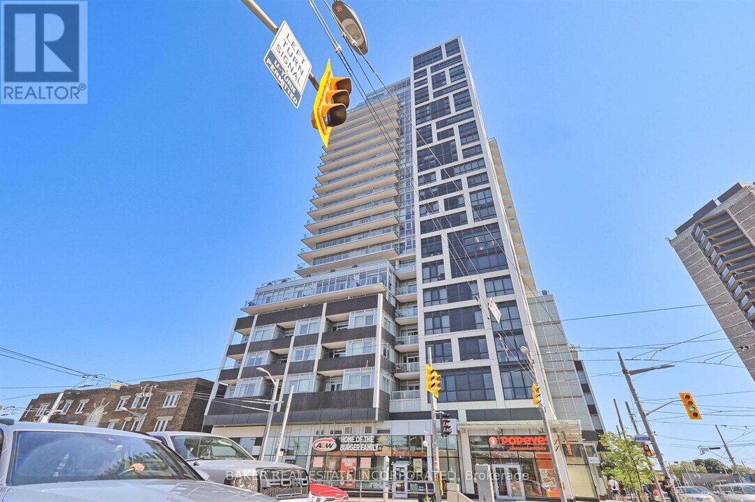 501 St Clair Ave W in Toronto, ON - Building Photo