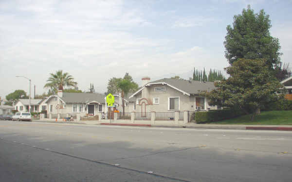 401 E Foothill Blvd in Monrovia, CA - Foto de edificio - Building Photo