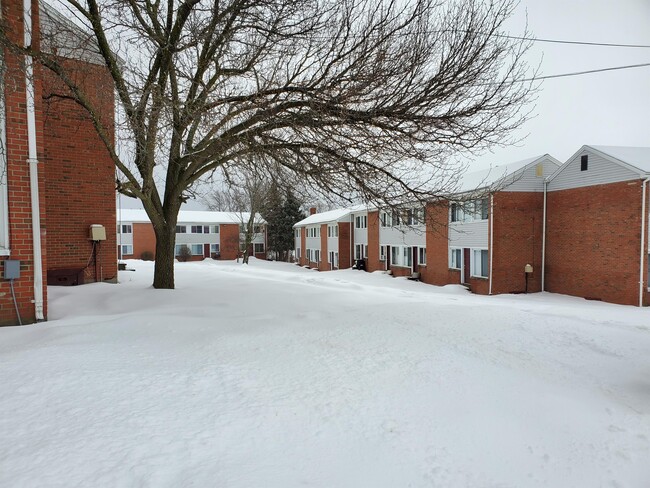 151 Old Liverpool Rd in Salina, NY - Foto de edificio - Building Photo