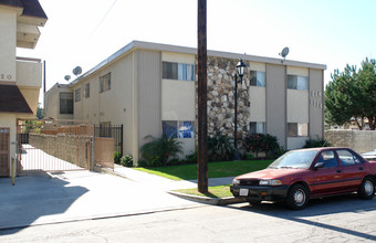 1116 E Elk Ave in Glendale, CA - Foto de edificio - Building Photo