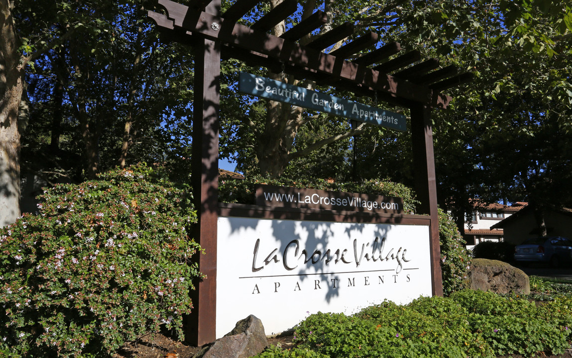 La Crosse Village Apartments in Morgan Hill, CA - Foto de edificio